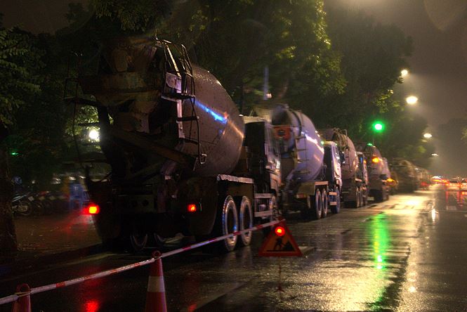 Công nhân dầm mưa lạnh suốt đêm nạo vét Hồ Gươm